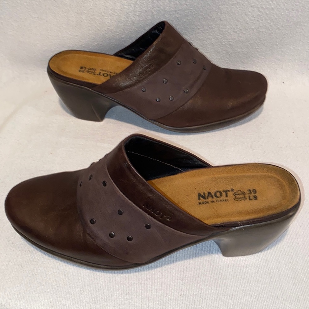 Naot women’s brown leather healed slip on clogs size 8